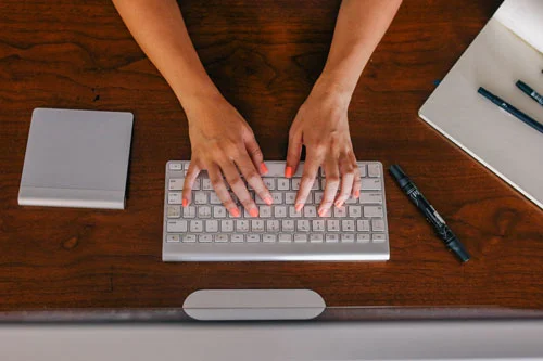 Arbeiten am Schreibtisch mit Computer